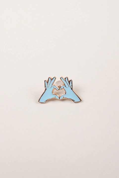 Pin guantes corazón celeste