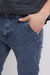 Detalle de un jean azul cantón, mostrando el bolsillo y la costura.