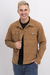 Hombre sonriente usando una chaqueta gabardina color camel, con botones y dos bolsillos en el pecho.