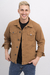 Hombre sonriente usando una chaqueta gabardina color camel con botones y dos bolsillos en el pecho.