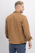 Chaqueta gabardina color camel vista posterior en modelo masculino.