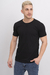 Hombre usando una remera básica negra con mangas cortas.
