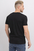 Vista trasera de una remera básica negra de hombre.