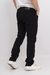 Pantalón regular de color negro visto desde atrás, con un diseño moderno y cómodo.