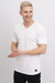 Hombre sonriendo con remera básica blanca de manga corta y escote en V
