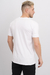 Hombre de espaldas vistiendo una remera básica blanca de manga corta.