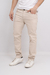 Pantalón regular de color beige, con diseño clásico y ajuste cómodo, ideal para uso diario.