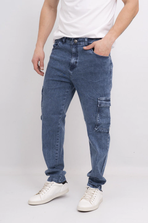 Pantalones cargo de jean azul con calce recto y tiro medio, con efecto de desgaste y bolsillos con fuelle.