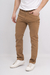 Pantalón regular color camel en modelo masculino, con camiseta blanca y zapatillas blancas.
