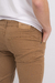 Pantalón regular color marrón con etiqueta TRIBU DE JAH visible en la parte posterior.