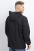 Hombre de espaldas usando un anorak rompevientos negro con capucha.