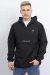 Anorak rompevientos negro con capucha, modelo masculino, con el texto 'TRIBU DE JAH' en el frente.