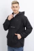 Anorak rompevientos negro con capucha, modelo masculino posando. Se aprecia el logo de la marca en el pecho.