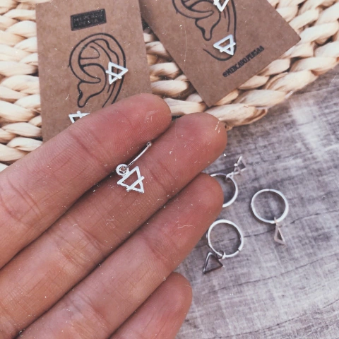 Argollita solitaria Triángulo Tierra - Plata 925 C12.I