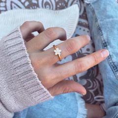 Anillo Flor Blanca Gold - Acero Dorado A17.B en internet