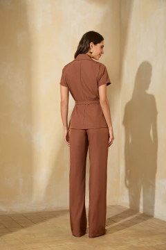 CALÇA PANTALONA MARROM DETALHE DE ILHÓS - comprar online