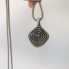 DIJE PLATA 925 ROMBO LABERINTO en internet