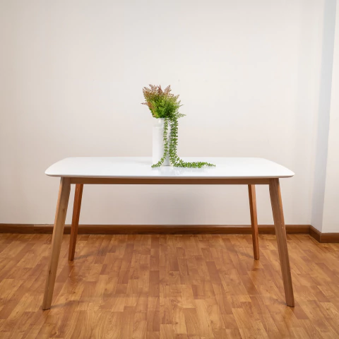 Mesa Claire blanca en ambiente comedor moderno