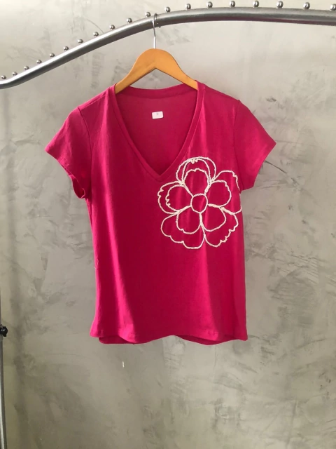 T shirt rosa bordada a mão