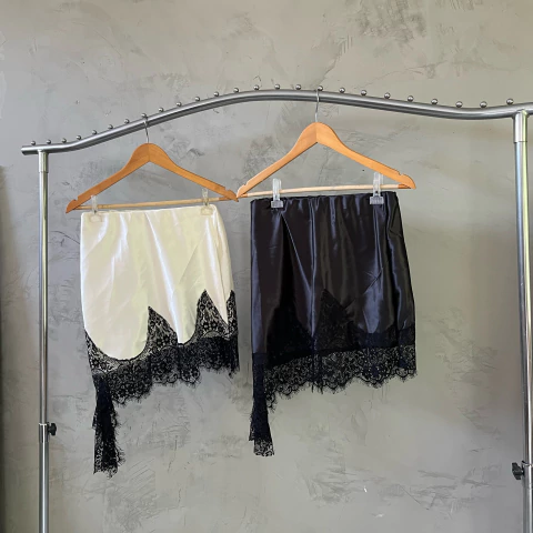 Saia cetim com renda mini