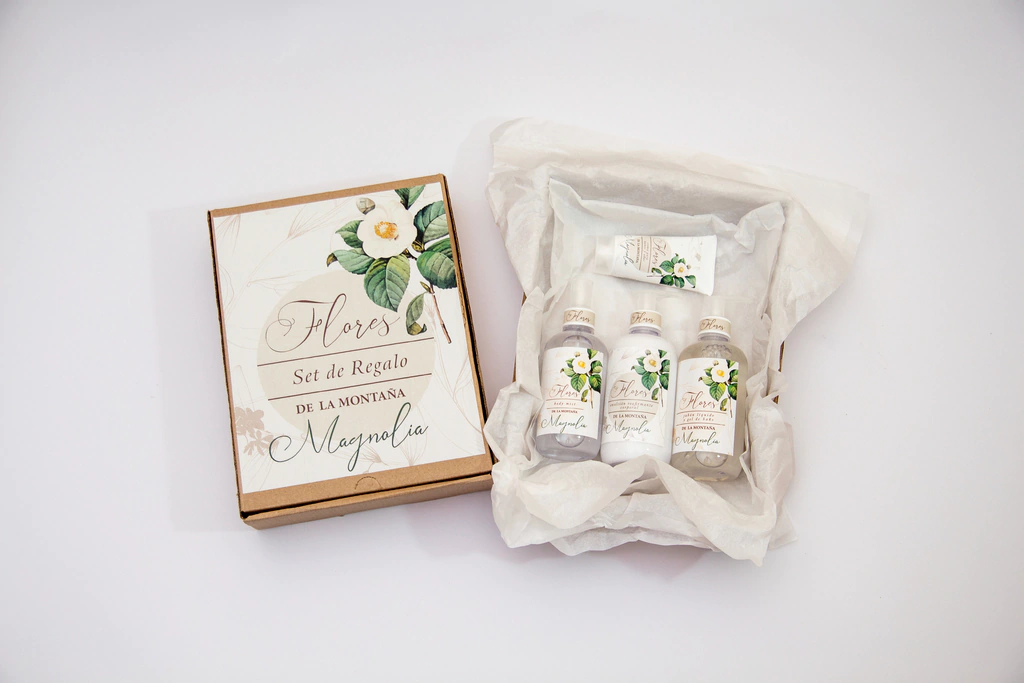 Set de Regalo LIVE Flores MAGNOLIA - Emulsión Corporal, Body Mist, Jabón Líquido y Crema para Manos y Uñas