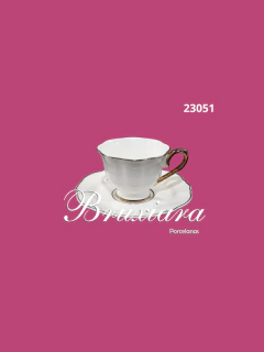 Xícara com pires com filete ouro na internet