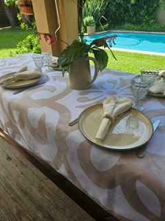 Mantel de Gabardina Acrilica Impermeable Cacareo Blanco Diseño Exclusivo
