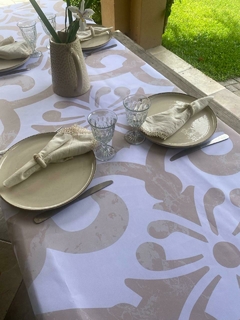Mantel de Gabardina Acrilica Impermeable Cacareo Blanco Diseño Exclusivo - Broderi Manteles