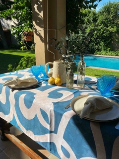 Mantel de Gabardina Acrilica Impermeable Cacareo Azul Diseño Exclusivo - comprar online