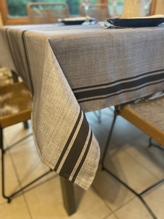 Mantel de Gabardina Acrilica Antimanchas Diseño Propio Rayas Griegas gris - Broderi Manteles