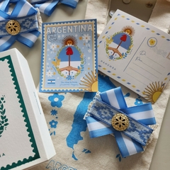 Imagen de PACK PAMPA :: ESCARAPELA PAMPA + CAJA + TARJETA DEDICATORIA + STICKER + BOLSA LIENZO ::