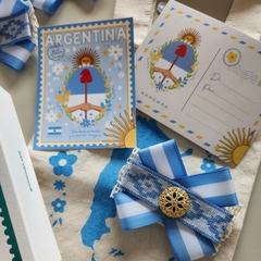 PACK PAMPA :: ESCARAPELA PAMPA + CAJA + TARJETA DEDICATORIA + STICKER + BOLSA LIENZO :: - Nanumba Arte