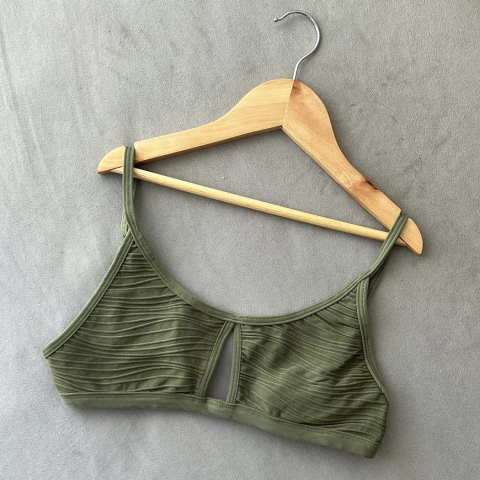 Top sun texturado atacama Oliva - comprar online