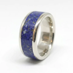 Anel de prata com detalhe largo em pedra lápis lazuli azul com manchas douradas e brancas