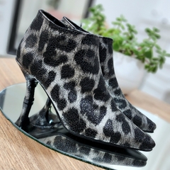 Botitas ROMA charol arrugado print gris