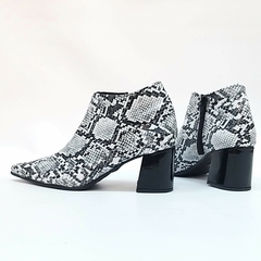Botitas Capri reptil blanco y negro en internet