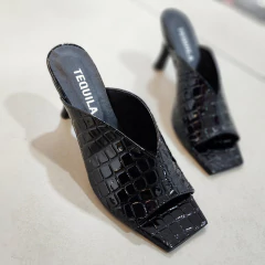 Sandalias VALENTINA croco charol negro