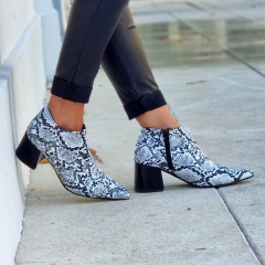 Botitas Capri reptil blanco y negro - Tequilaonline