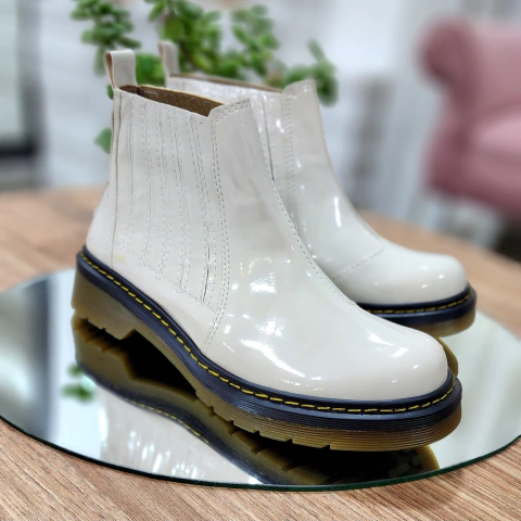 Botitas BEAGLE charol Off white Ed limitada