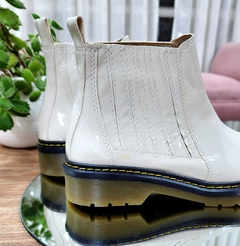 Botitas BEAGLE charol Off white Ed limitada - comprar online