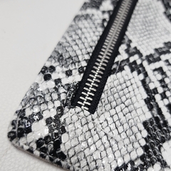 Portacelular JACINTO reptil blanco y negro - comprar online