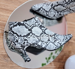 Botitas ROMA reptil blanco y negro