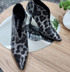 Botas CATANIA charol arrugado print gris - comprar online