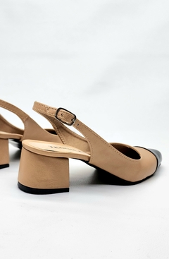 Stilettos tipo Chanel modelo COCÓ beige y charol negro en internet