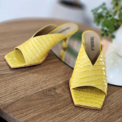 Sandalias VALENTINA croco charol amarillo
