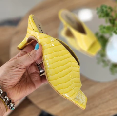 Sandalias VALENTINA croco charol amarillo - comprar online