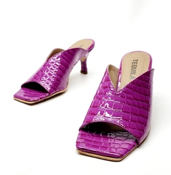 Sandalias VALENTINA croco charol violeta en internet
