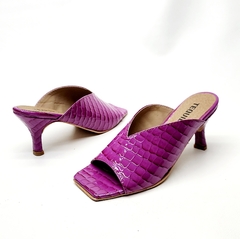 Sandalias VALENTINA croco charol violeta