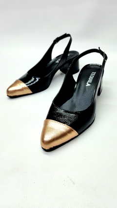 Stilettos tipo Chanel modelo COCÓ charol negro y oro rosé