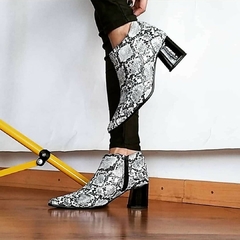 Botitas Capri reptil blanco y negro